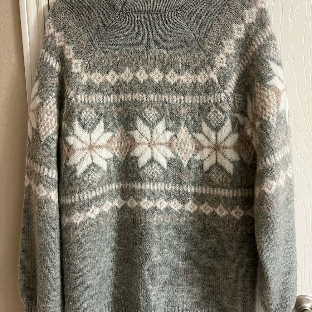 Abercrombie & Fitch woot sweater.
